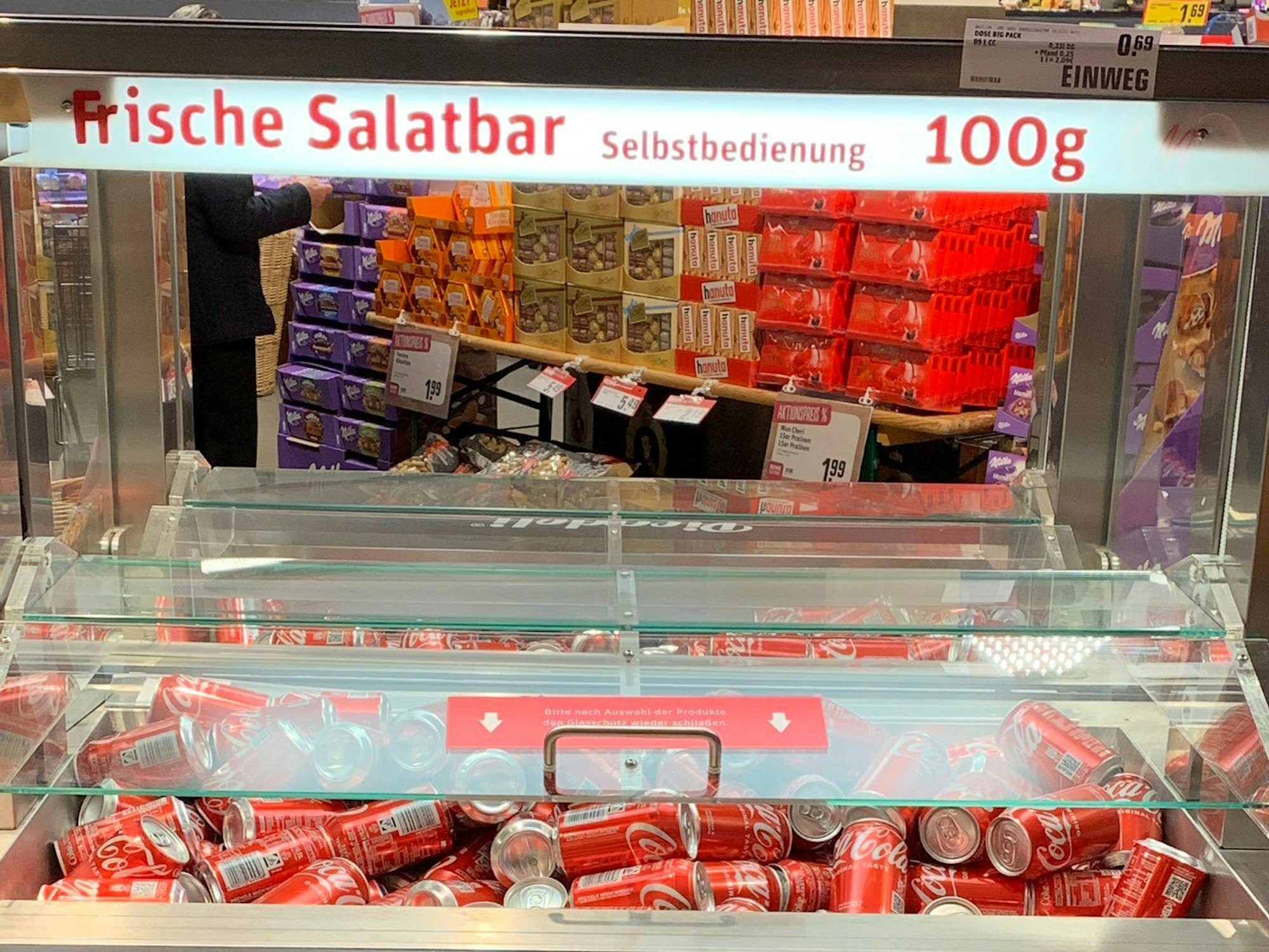 Der Nutzer @te_poztlan teilt auf Twitter ein Foto von einer Rewe-Salatbar mit Cola-Dosen am 9. Dezember.