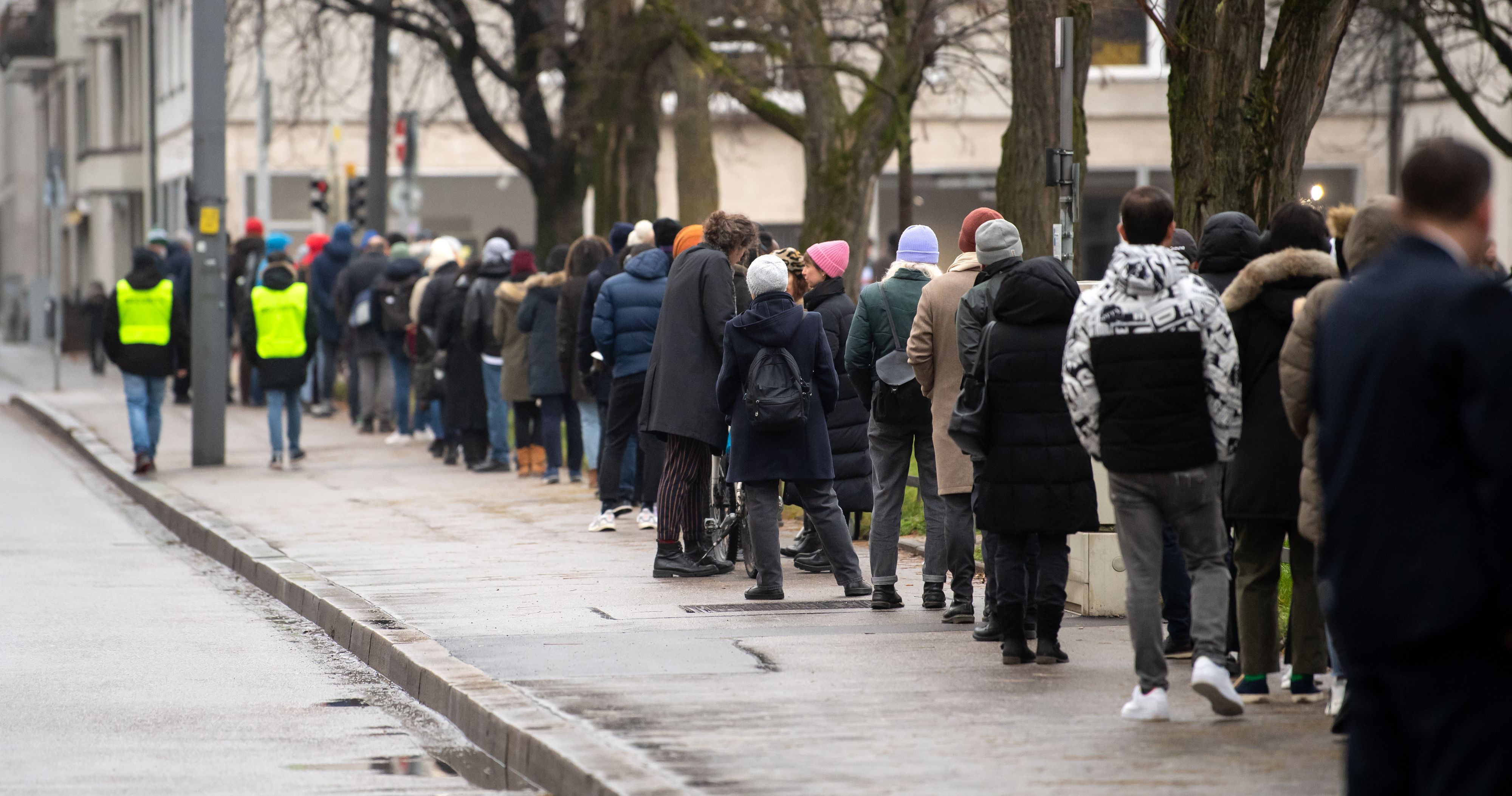 Zahlreiche Menschen stehen vor der Pinakothek in München Mitte Dezember in einer Warteschlange, um sich impfen zu lassen.