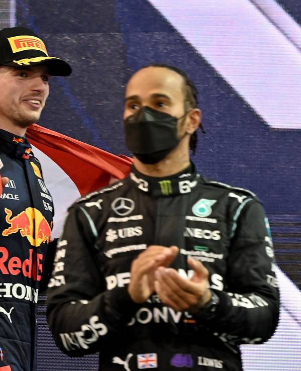 Max Verstappen feiert den WM-Titel der Formel 1 mit einer Fahne der Niederlande