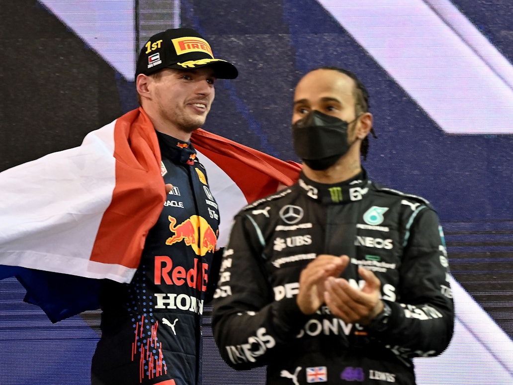 Max Verstappen feiert den WM-Titel der Formel 1 mit einer Fahne der Niederlande