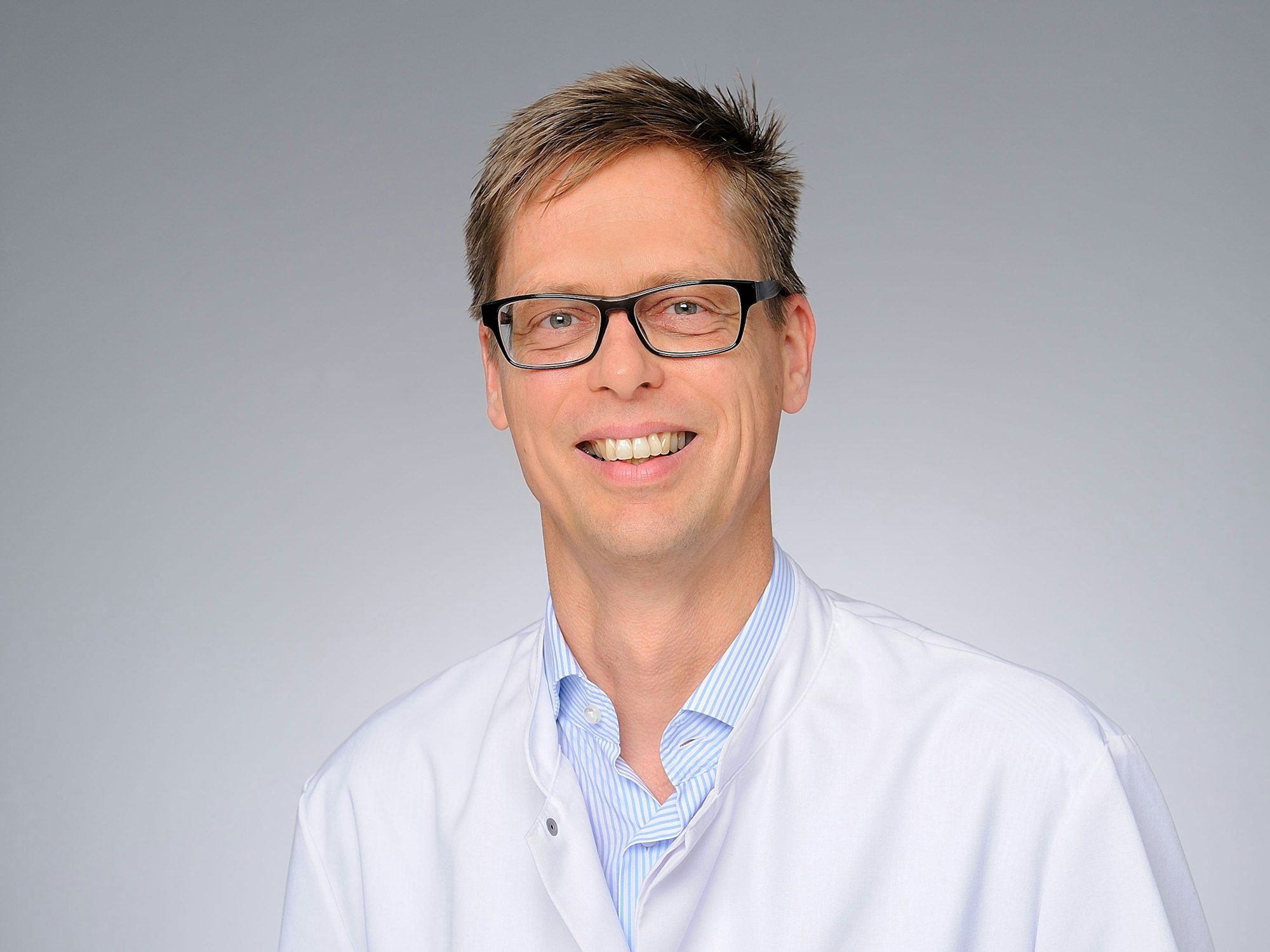 Thorsten Simon schaut in die Kamera