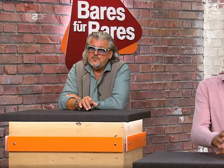 Die „Bares für Rares“-Händler Julian Schmitz-Avila und Roman Runkel (hier 2021). Schmitz-Avila schlug jetzt bei einer Brosche von Niki de Saint Phalle zu.