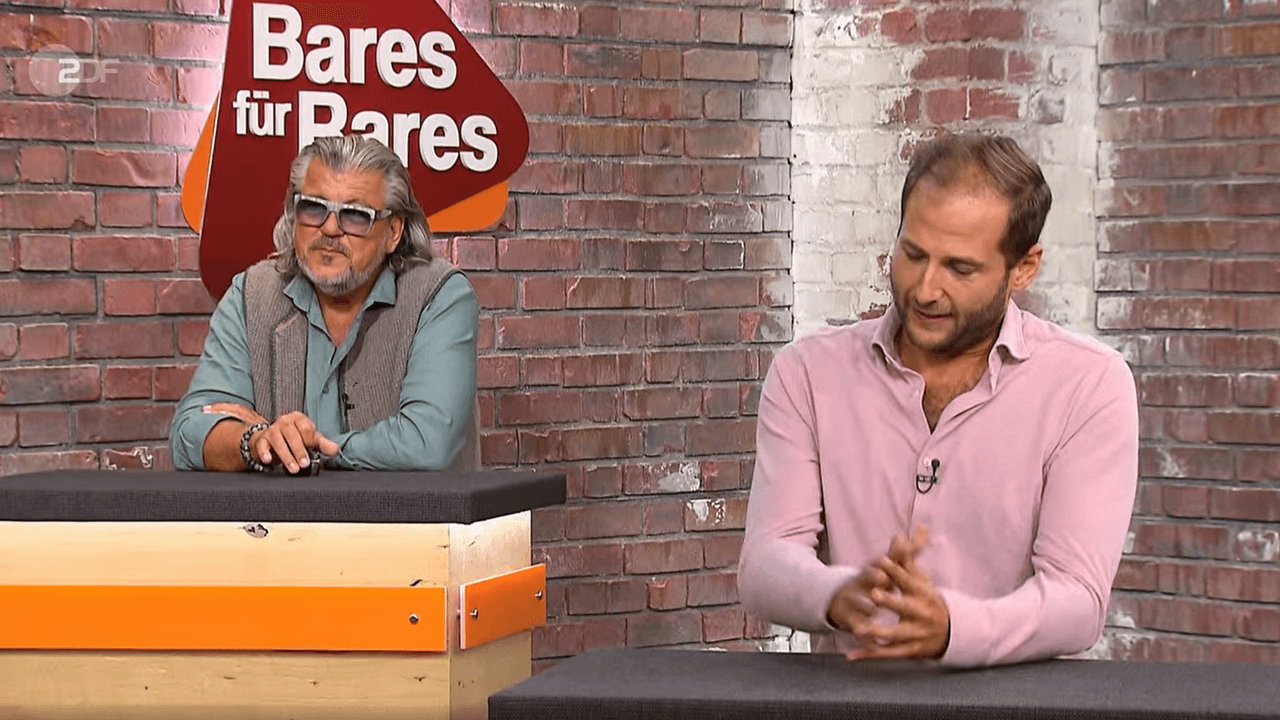 Die „Bares für Rares“-Händler Julian Schmitz-Avila und Roman Runkel.