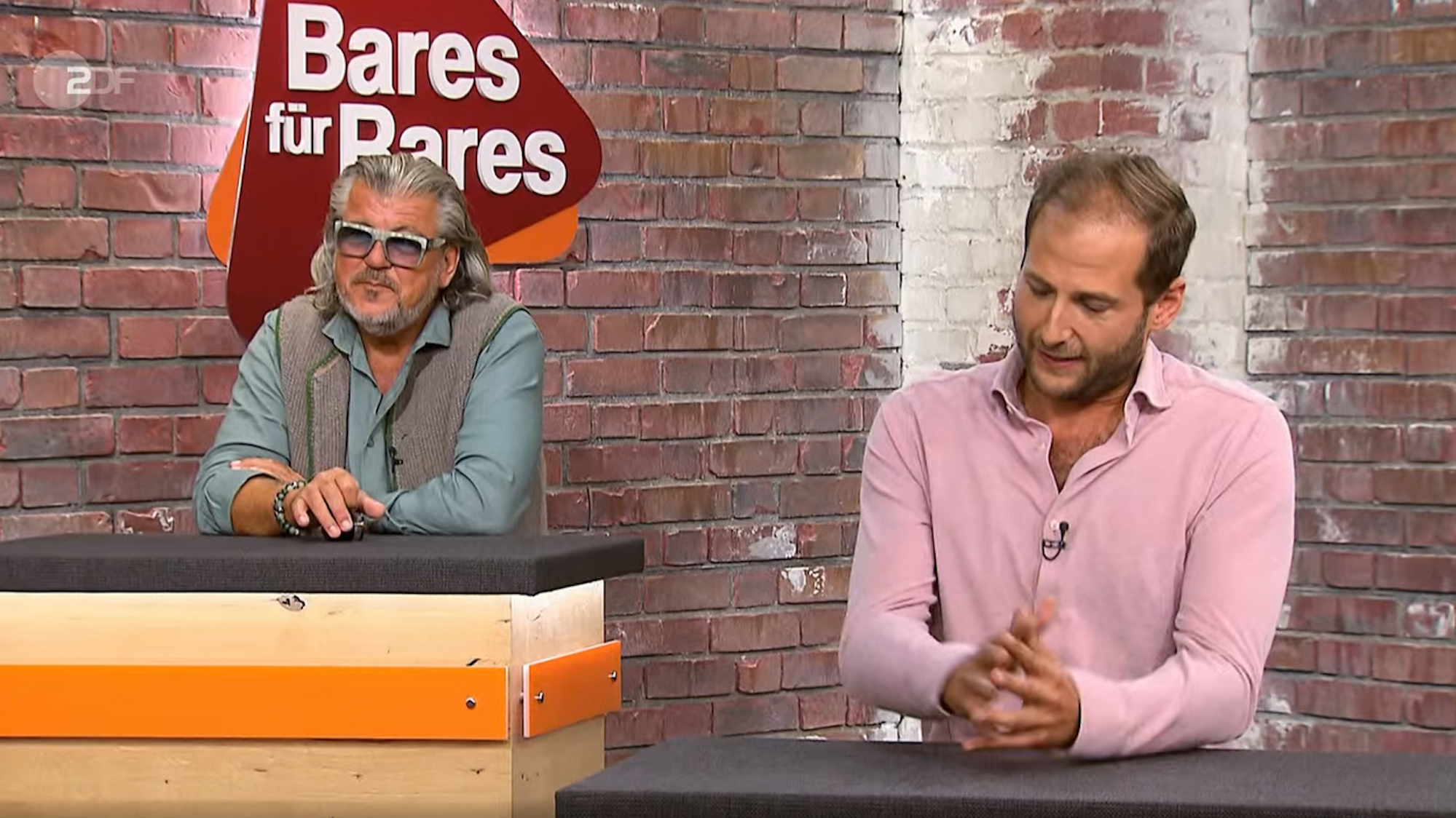 Die „Bares für Rares“-Händler Julian Schmitz-Avila und Roman Runkel.