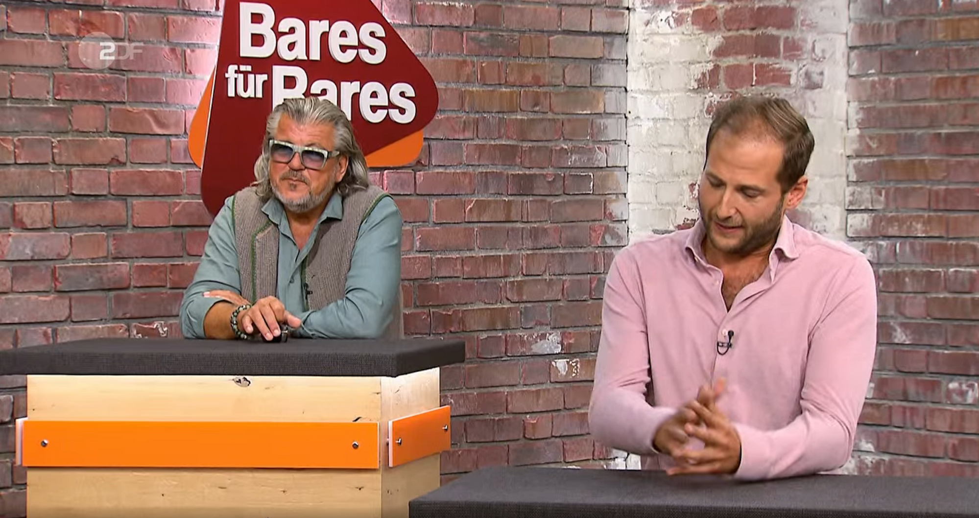 Die „Bares für Rares“-Händler Julian Schmitz-Avila und Roman Runkel (hier 2021). Schmitz-Avila schlug jetzt bei einer Brosche von Niki de Saint Phalle zu.
