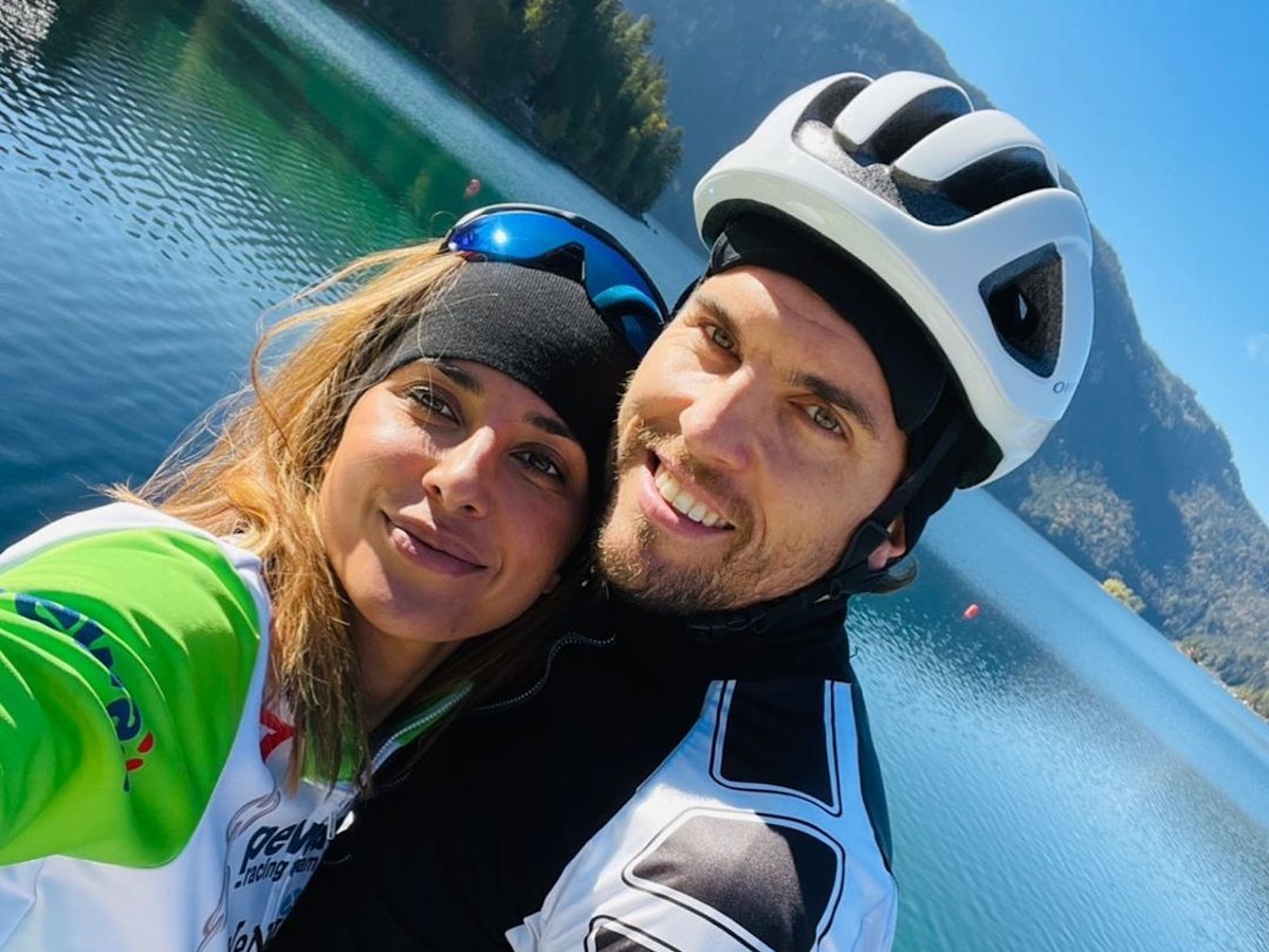 Jana Azizi und Johann Ackermann beim Radfahren am Eibsee.