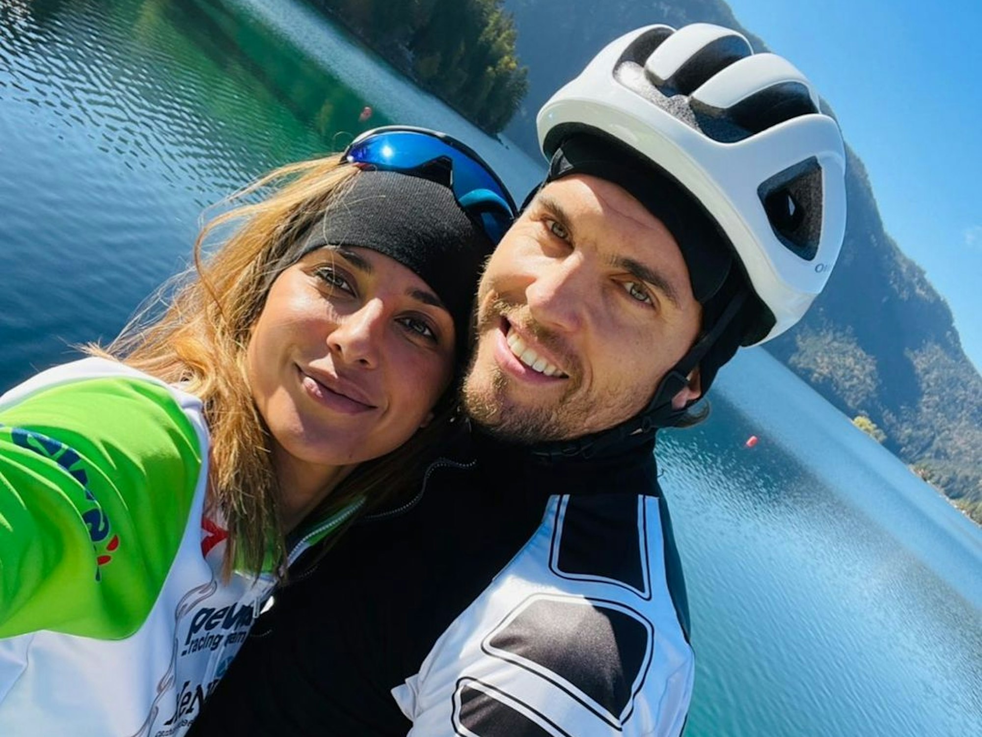Jana Azizi und Johann Ackermann beim Radfahren am Eibsee.