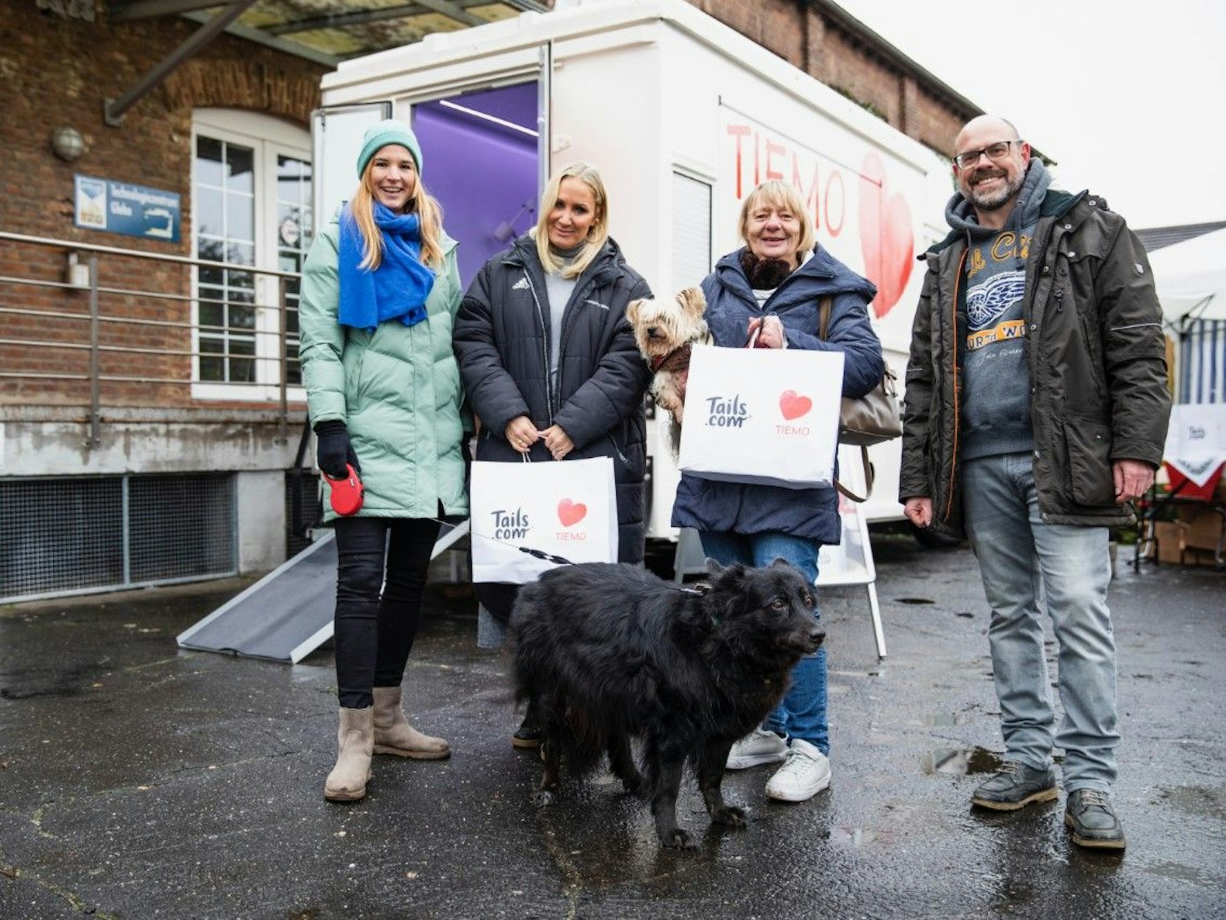 Schauspielerin Janine Kunze bei der Futterübergabe in Grevenbroich zugunsten des Tierschutzvereins.