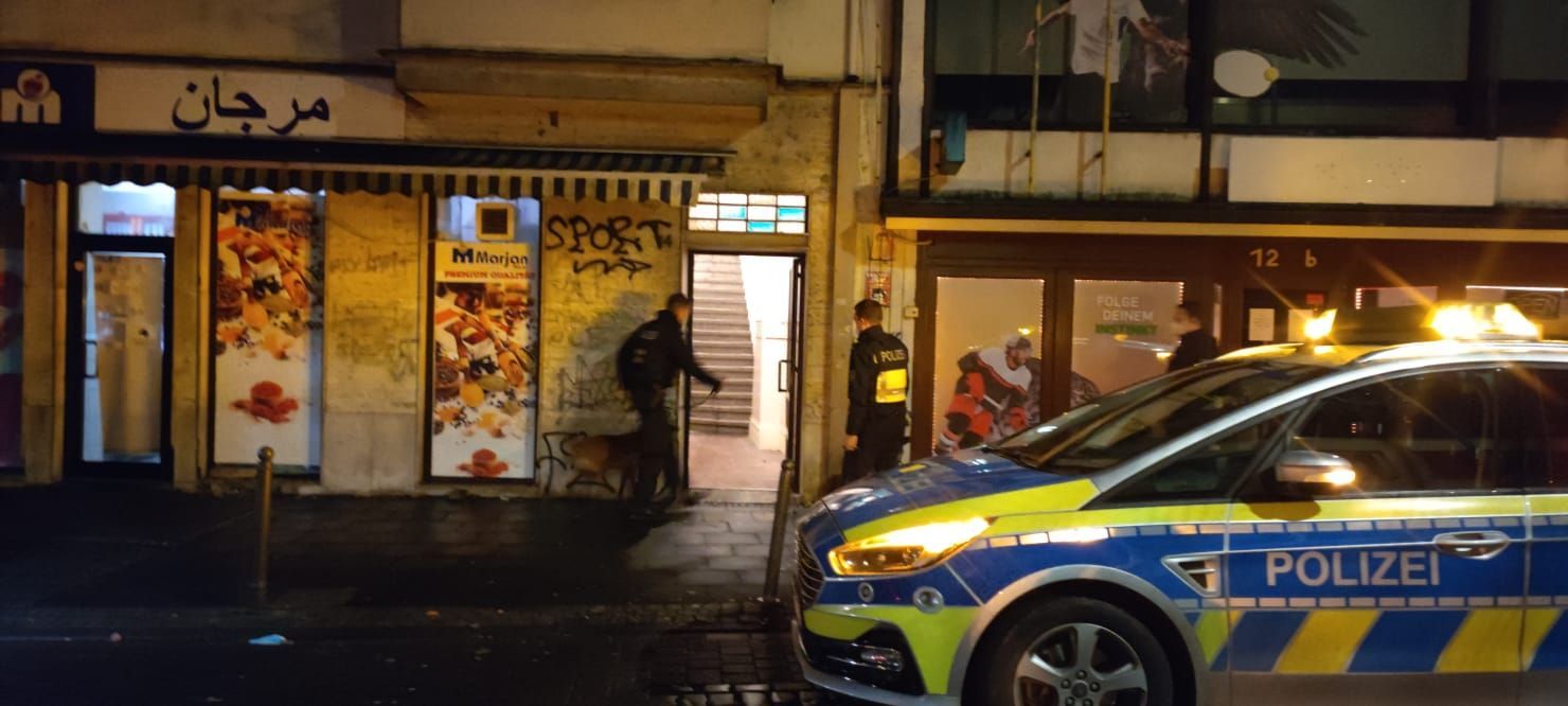 Ein Polizist führt einen Drogenspürhund in ein Haus in Köln-Humboldt-Gremberg.