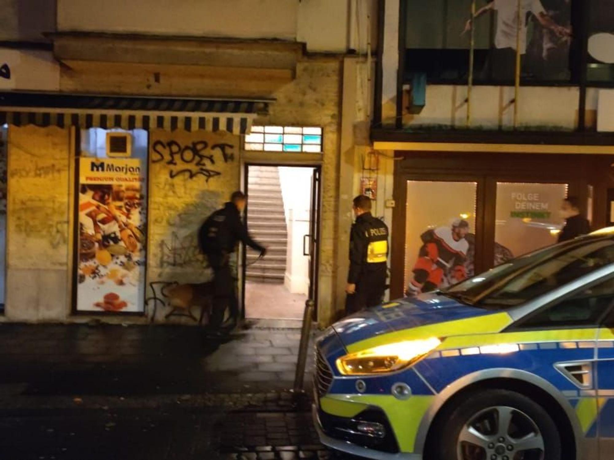 Ein Polizist führt einen Drogenspürhund in ein Haus in Köln-Humboldt-Gremberg.