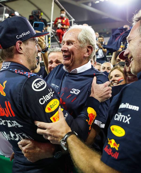 Max Verstappen, Helmut Marko und Christian Horner freuen sich nach dem Rennen in der Boxengasse.