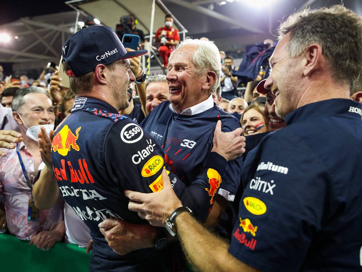 Max Verstappen, Helmut Marko und Christian Horner freuen sich nach dem Rennen in der Boxengasse.