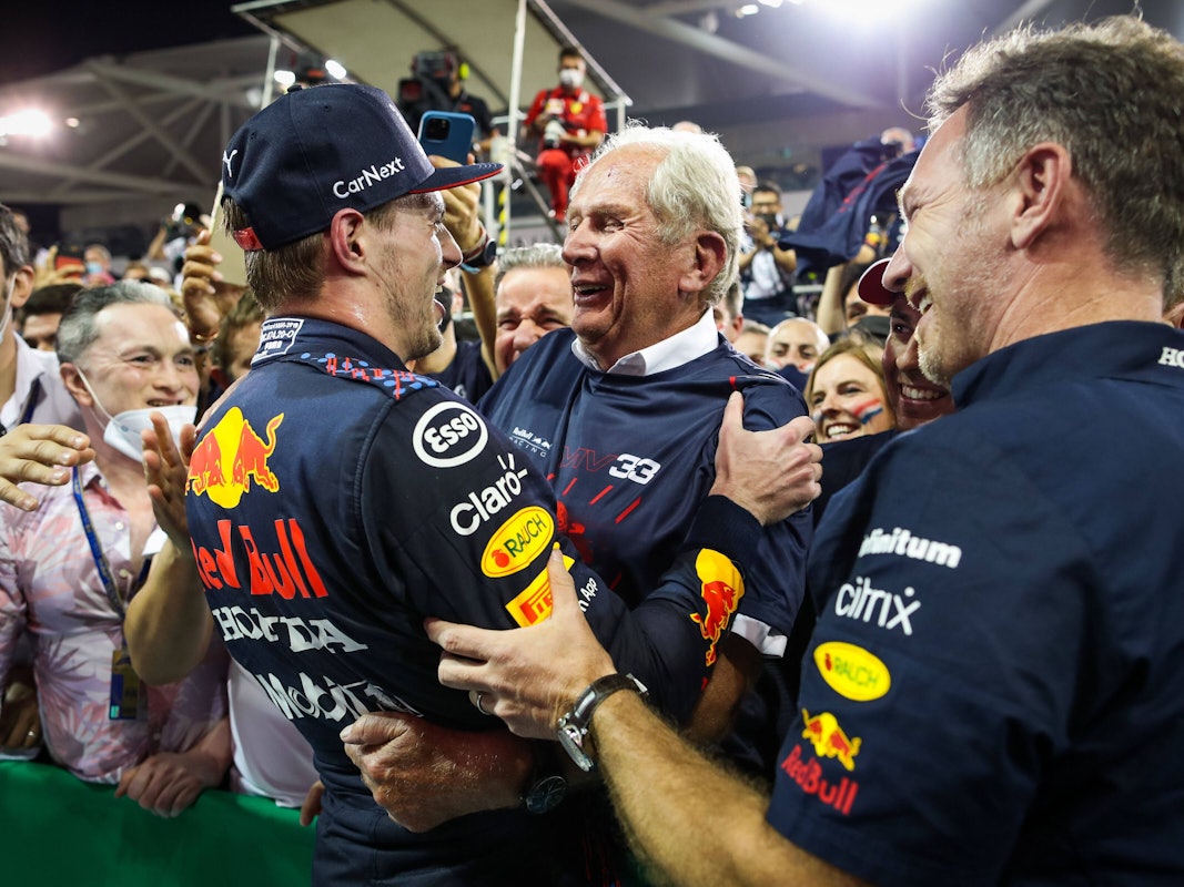 Max Verstappen, Helmut Marko und Christian Horner freuen sich nach dem Rennen in der Boxengasse.