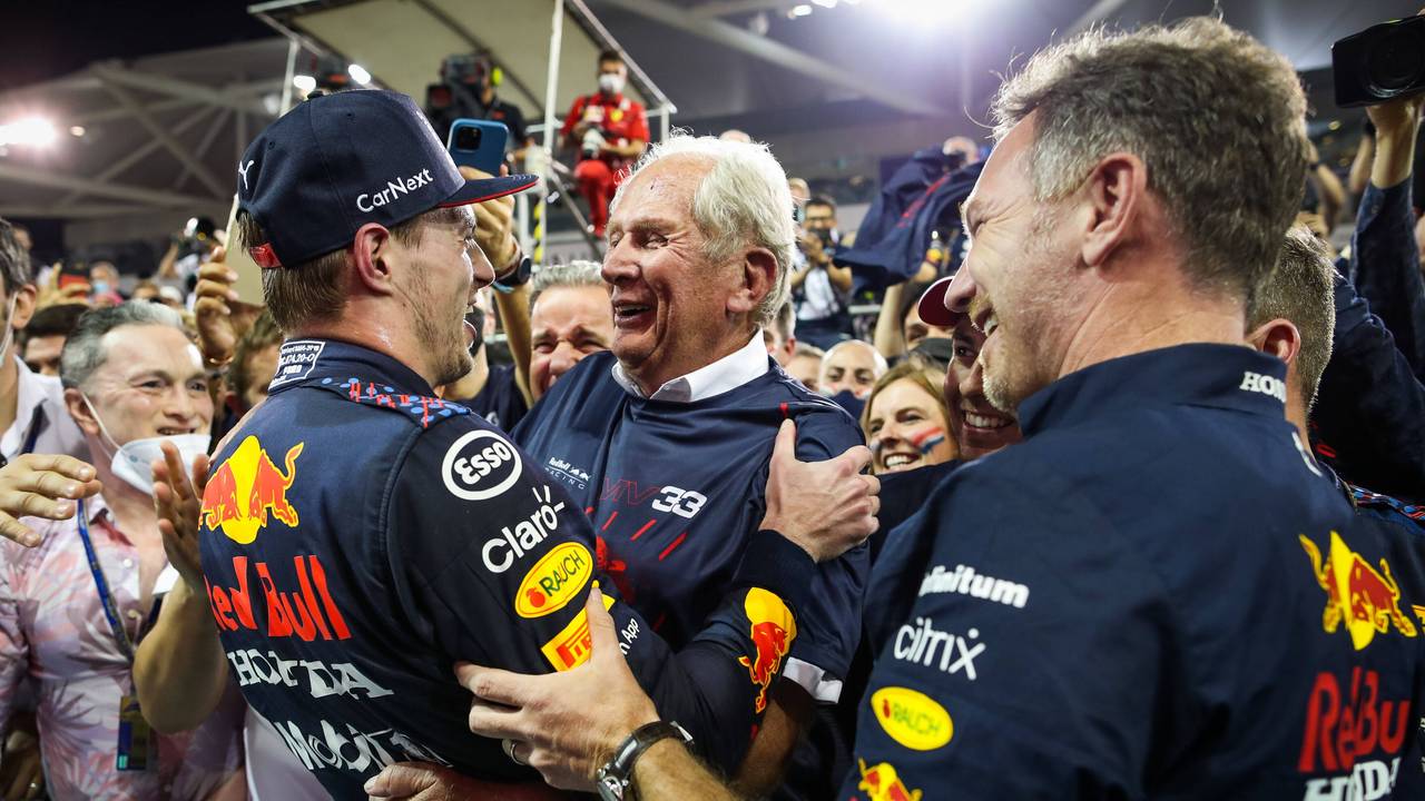 Max Verstappen, Helmut Marko und Christian Horner freuen sich nach dem Rennen in der Boxengasse.