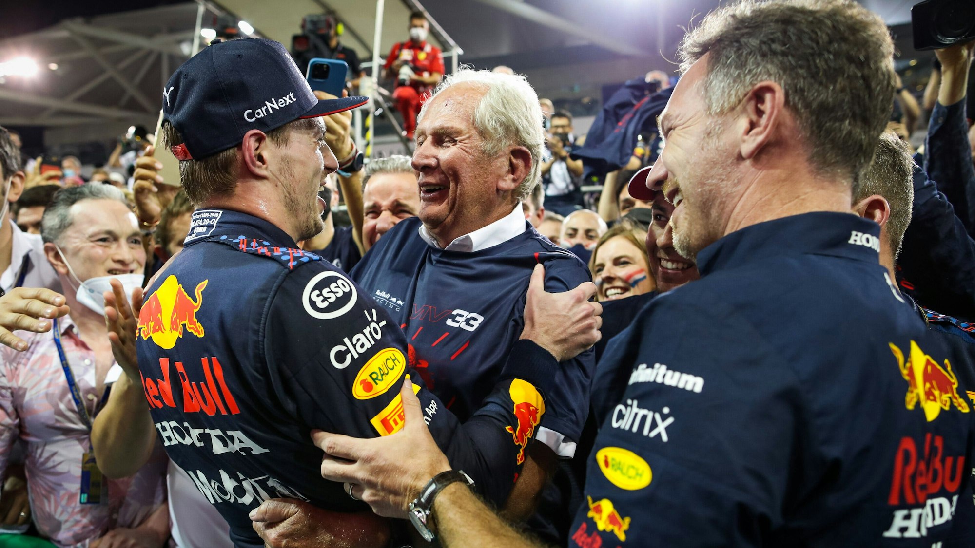 Max Verstappen, Helmut Marko und Christian Horner freuen sich nach dem Rennen in der Boxengasse.