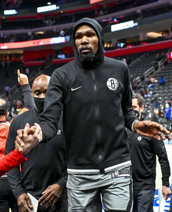 Kevin Durant verlässt den Court in einer Trainingsjacke und klatscht mit den Fans ab.
