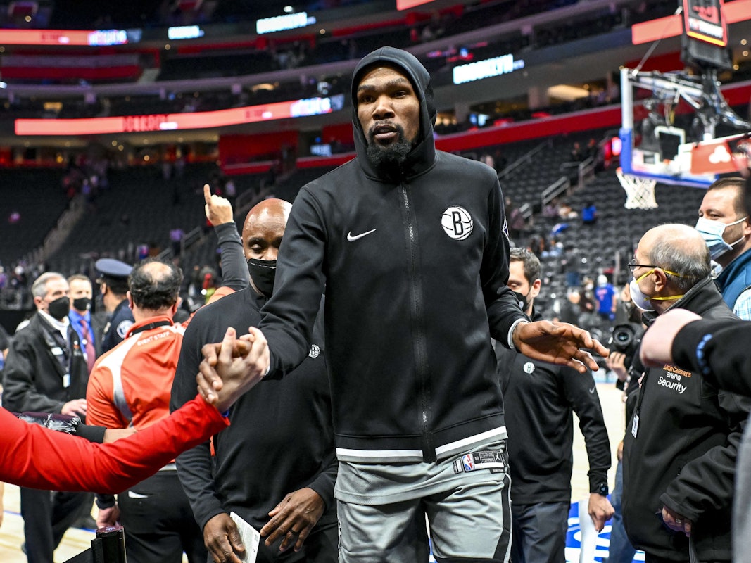 Kevin Durant verlässt den Court in einer Trainingsjacke und klatscht mit den Fans ab.
