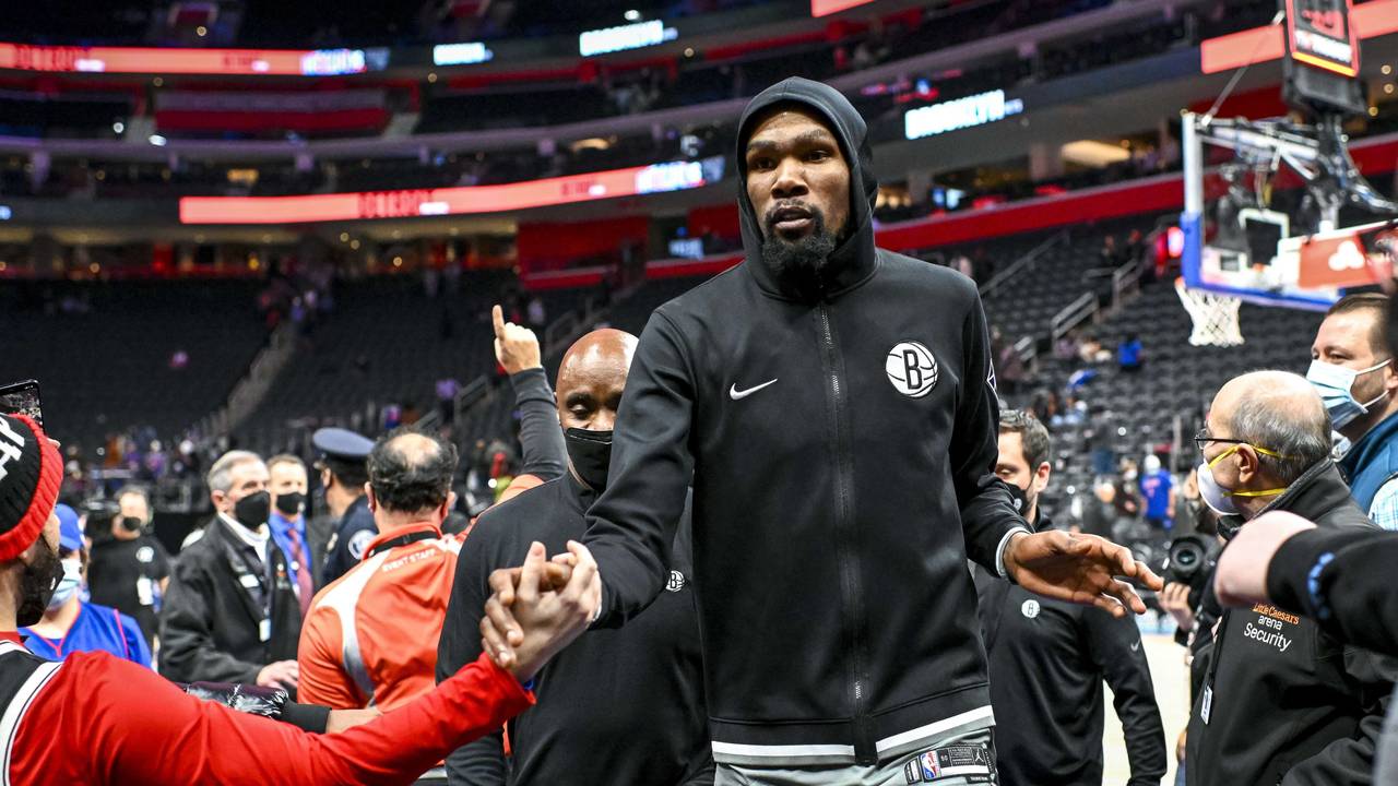 Kevin Durant verlässt den Court in einer Trainingsjacke und klatscht mit den Fans ab.