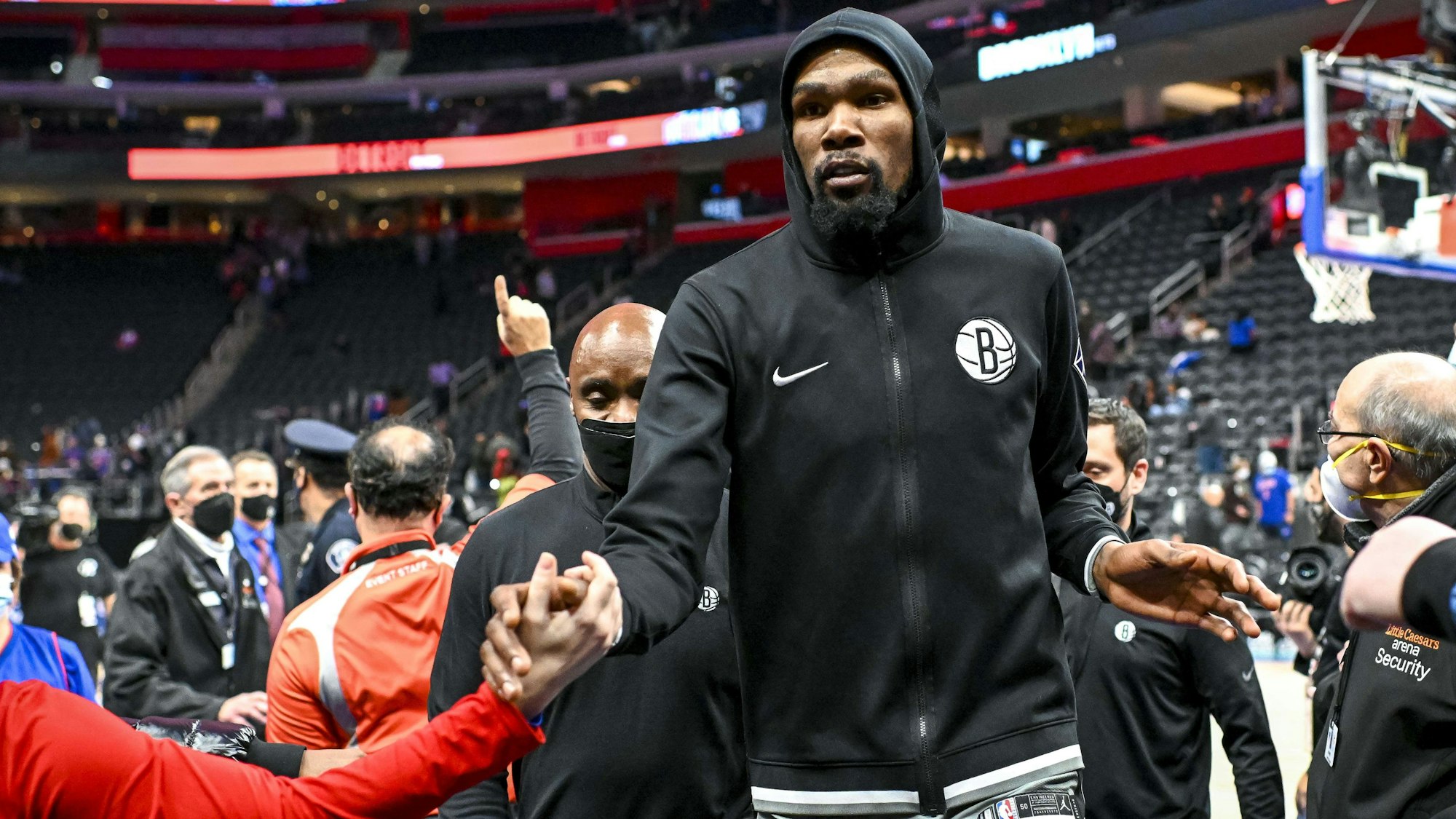 Kevin Durant verlässt den Court in einer Trainingsjacke und klatscht mit den Fans ab.
