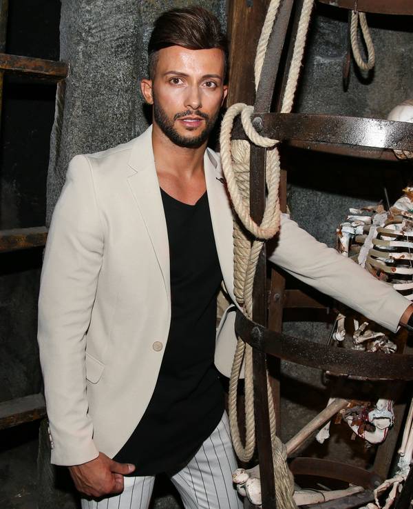 Domenico de Cicco posiert als Gast bei der neuen Show "Happy Horror Hour. Licht aus, Albtraum an! " im Berlin Dungeon.
