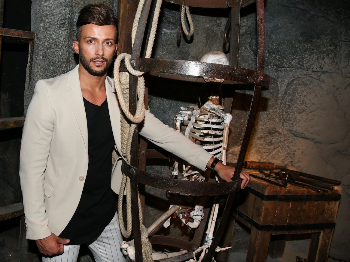 Domenico de Cicco posiert als Gast bei der neuen Show "Happy Horror Hour. Licht aus, Albtraum an! " im Berlin Dungeon.