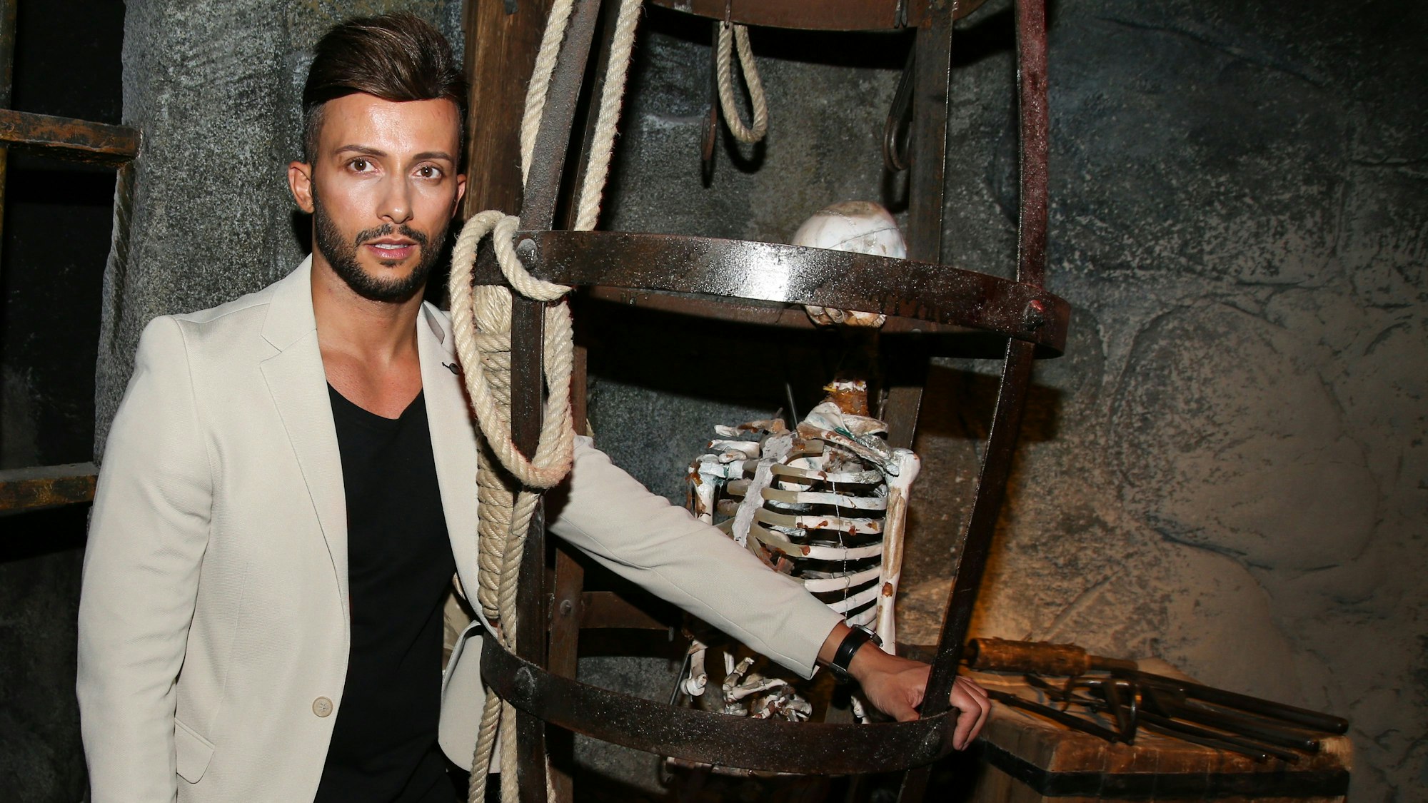 Domenico de Cicco posiert als Gast bei der neuen Show "Happy Horror Hour. Licht aus, Albtraum an! " im Berlin Dungeon.