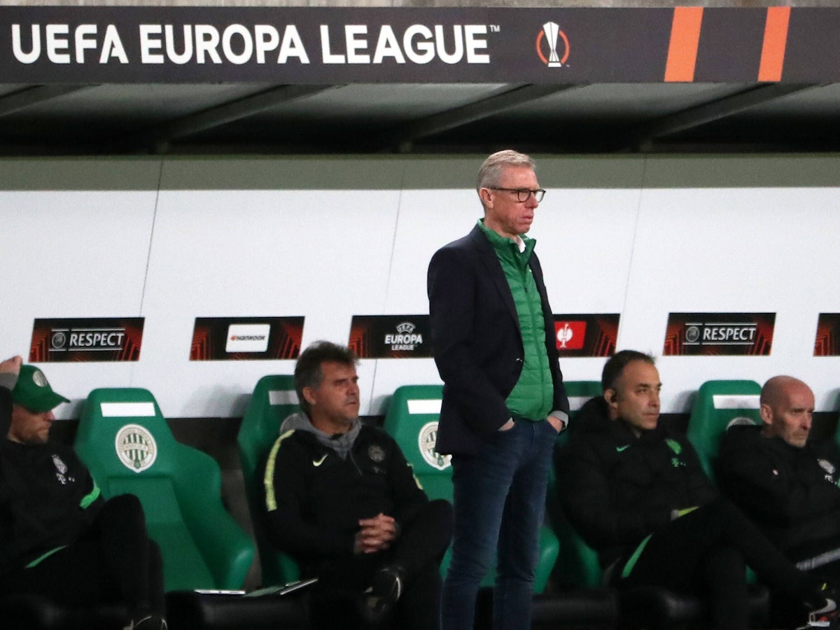 Trainer Peter Stöger beim Spiel von Ferencvaros Budapest am 4.11. 2021
