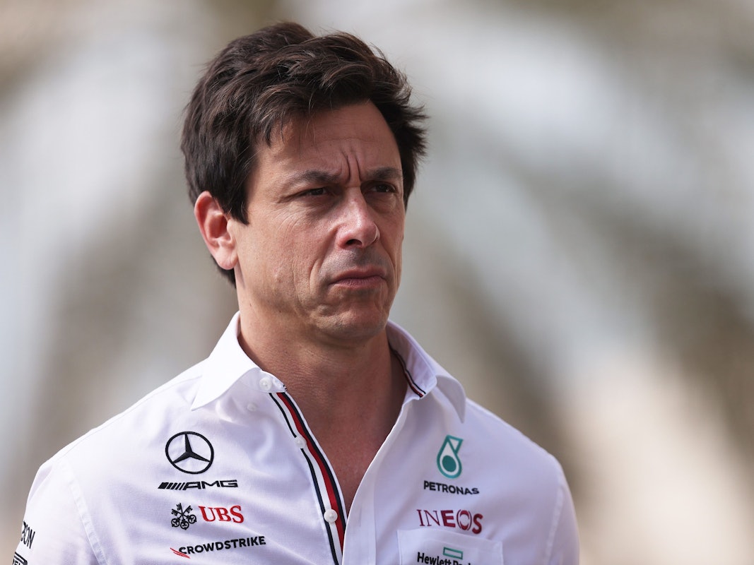 Toto Wolff schaut ernst.