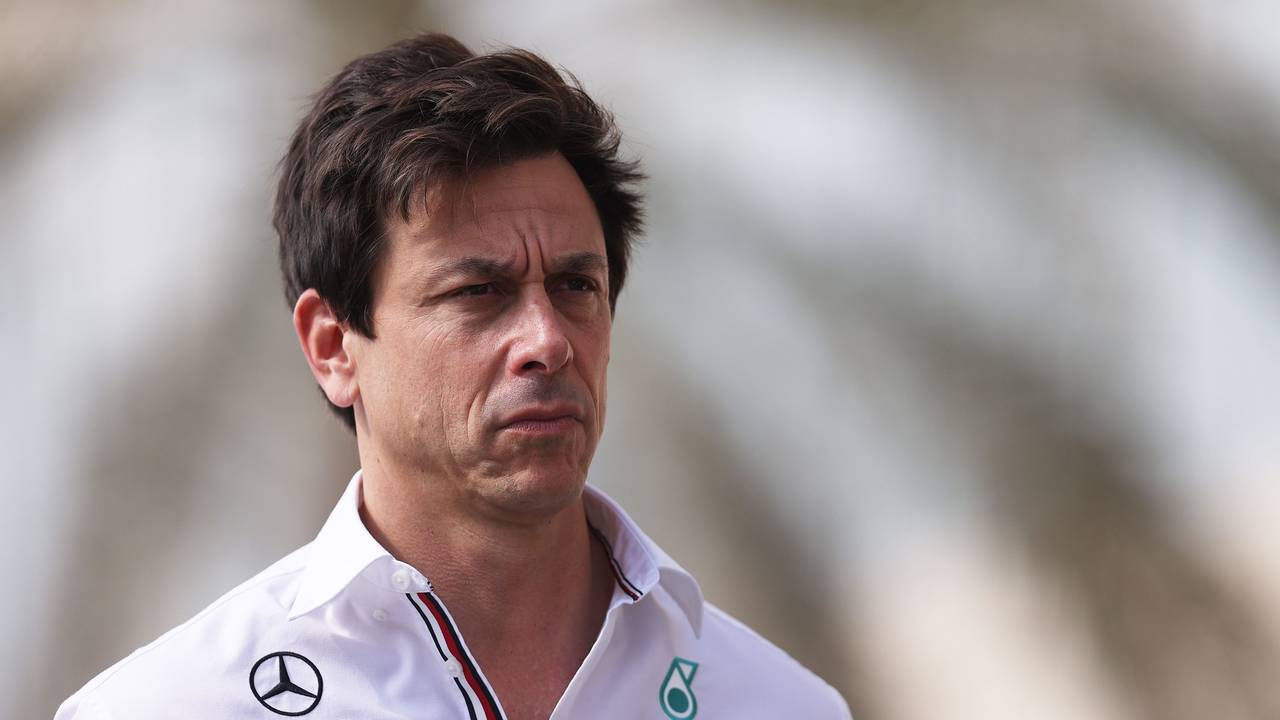 Toto Wolff schaut ernst.