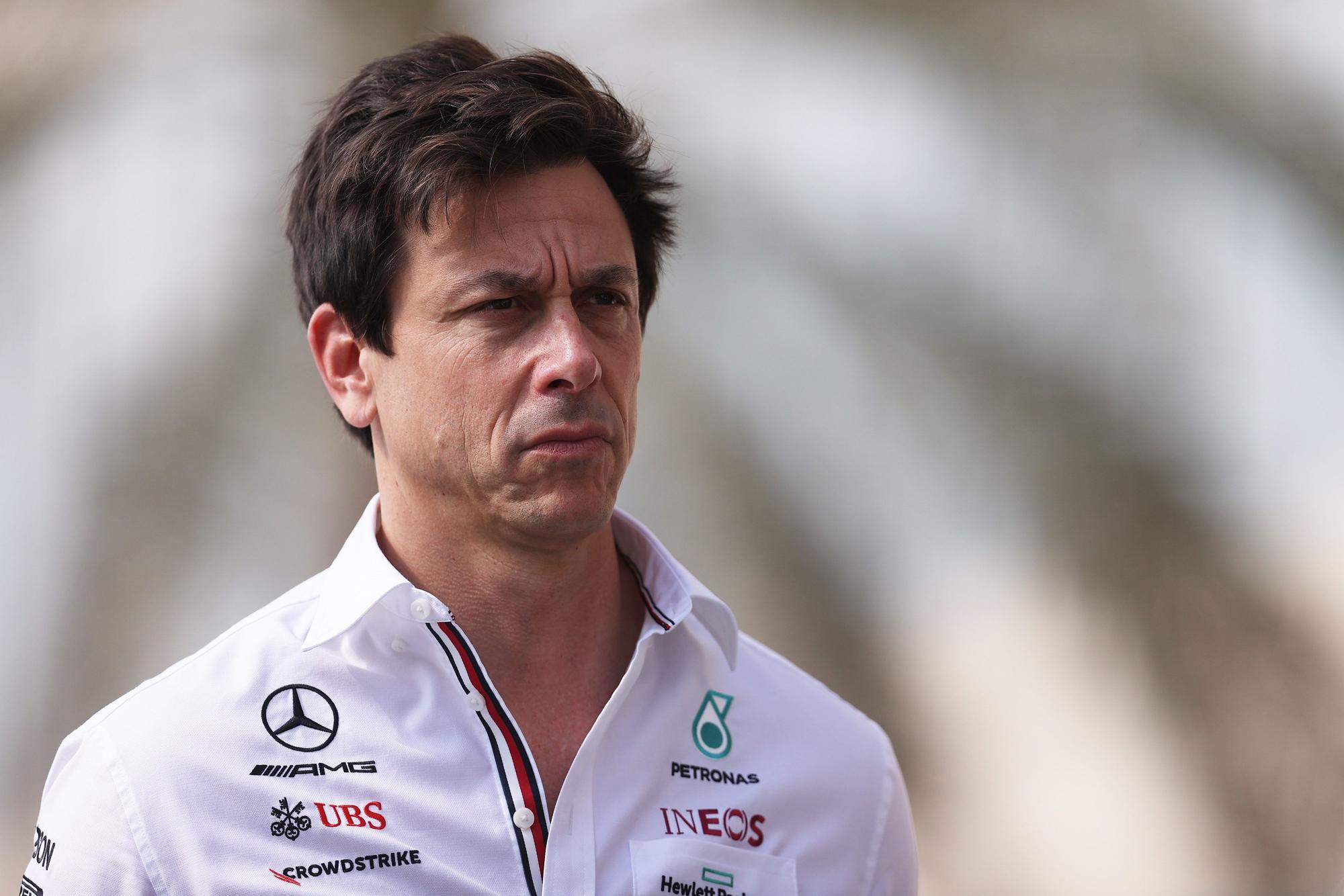 Toto Wolff schaut ernst.