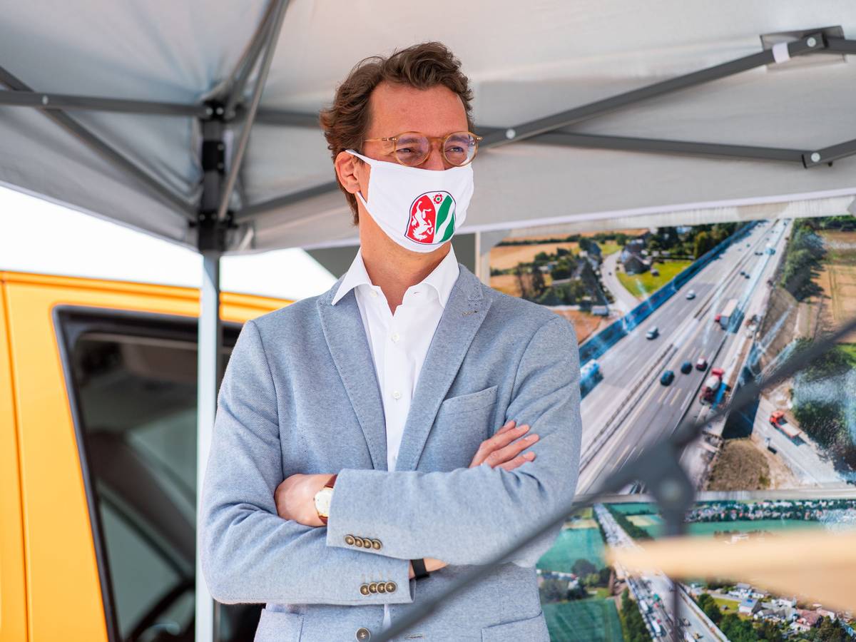 Hendrik Wüst (CDU), Verkehrsminister des Landes Nordrhein-Westfalen, steht mit einer Mund- und Nasenmaske mit dem nordrhein-westfälischen Landeswappen bei einem Besichtigungsbesuch über das schnelle Bauverfahren bei Autobahnbrücken an der Autobahn A1. +++ dpa-Bildfunk +++