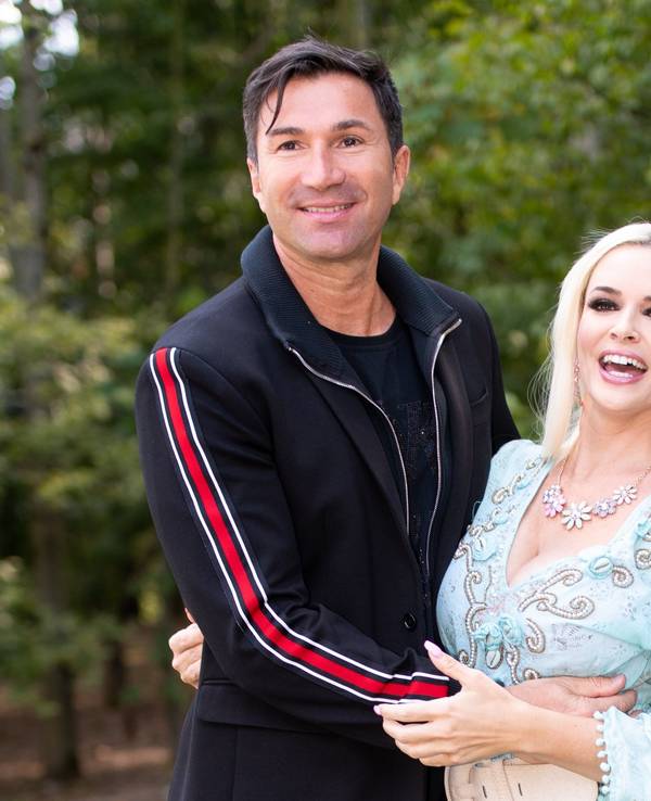 Reality-Show-Darstellerin Daniela Katzenberger und ihr Ehemann Lucas Cordalis lächeln bei einem Fototermin.