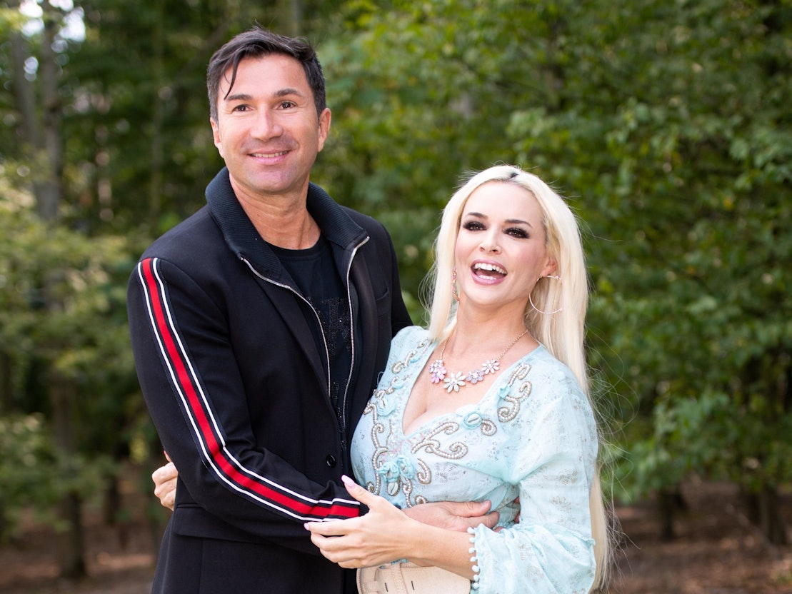 Reality-Show-Darstellerin Daniela Katzenberger und ihr Ehemann Lucas Cordalis lächeln bei einem Fototermin.