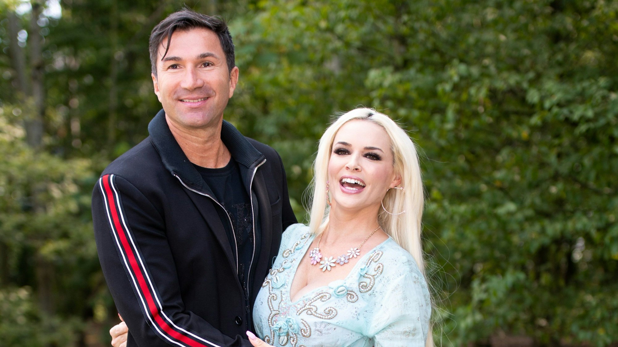 Reality-Show-Darstellerin Daniela Katzenberger und ihr Ehemann Lucas Cordalis lächeln bei einem Fototermin.