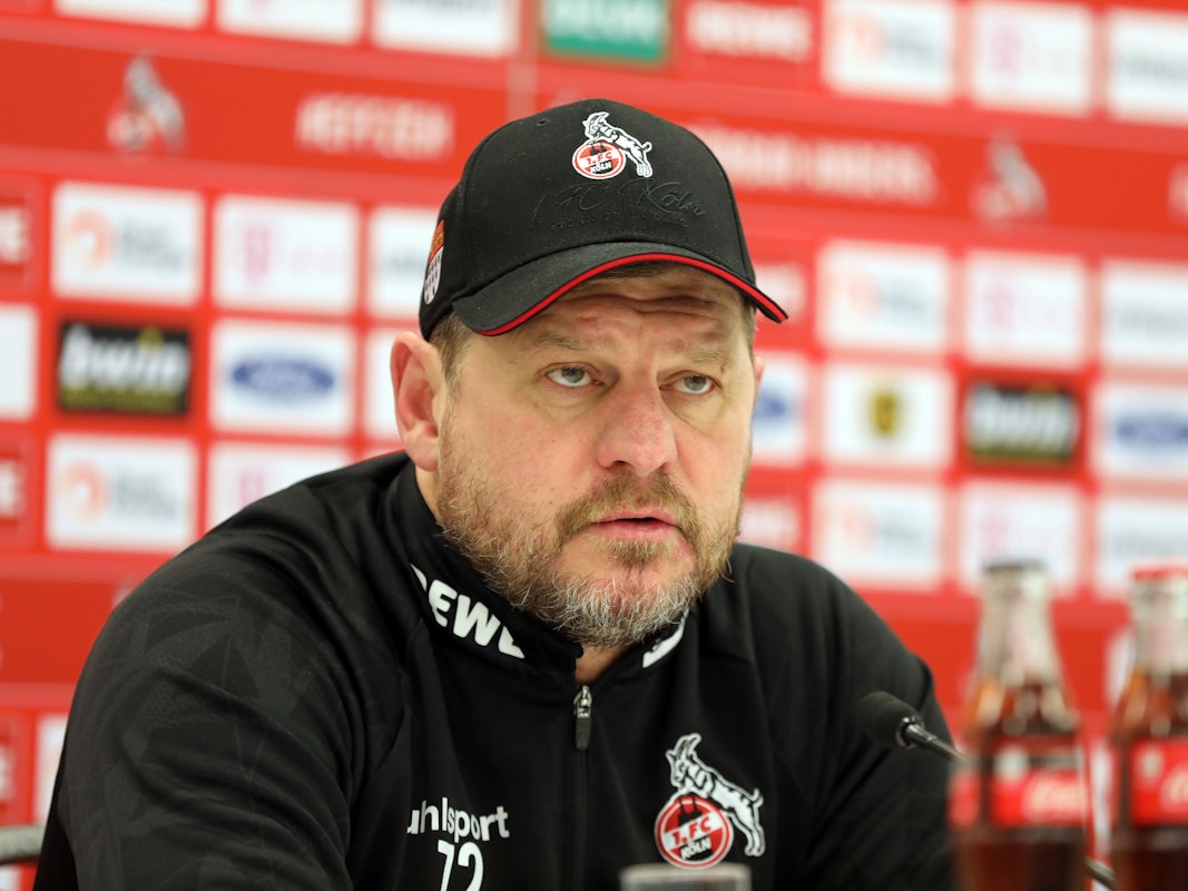 Steffen Baumgart gibt beim 1. FC Köln eine Pressekonferenz.