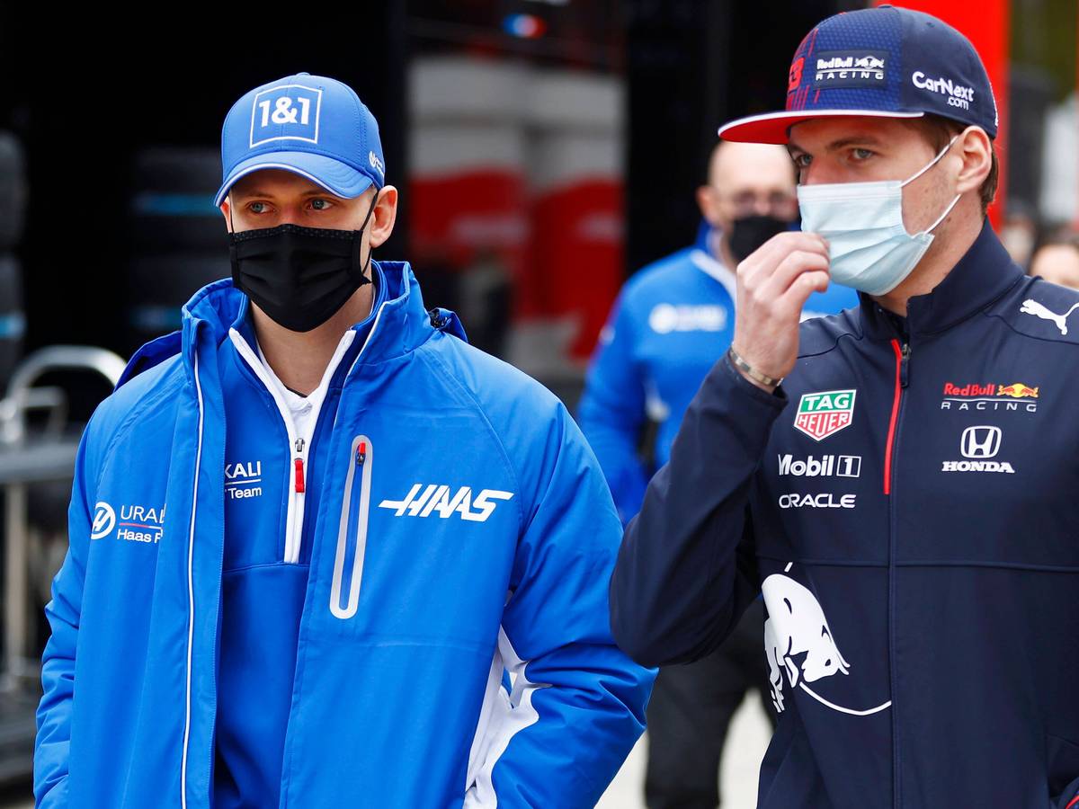Mick Schumacher und Max Verstappen sprechen miteinander.