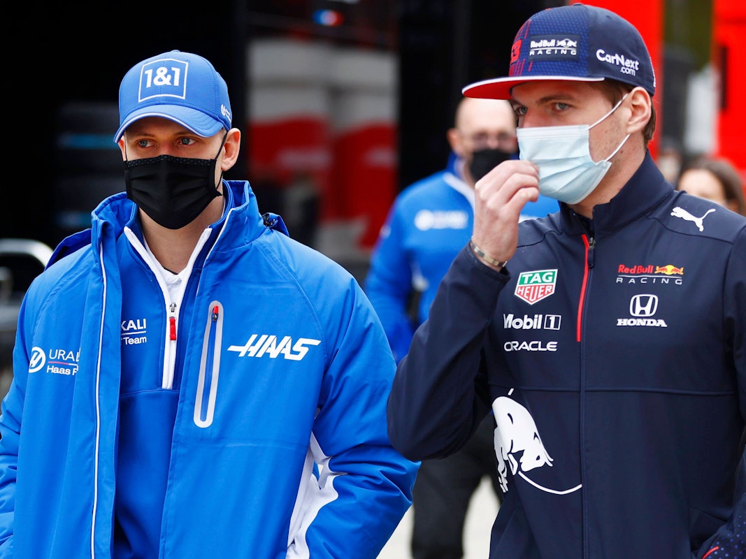 Mick Schumacher und Max Verstappen sprechen miteinander.