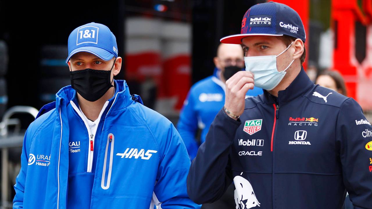 Mick Schumacher und Max Verstappen sprechen miteinander.