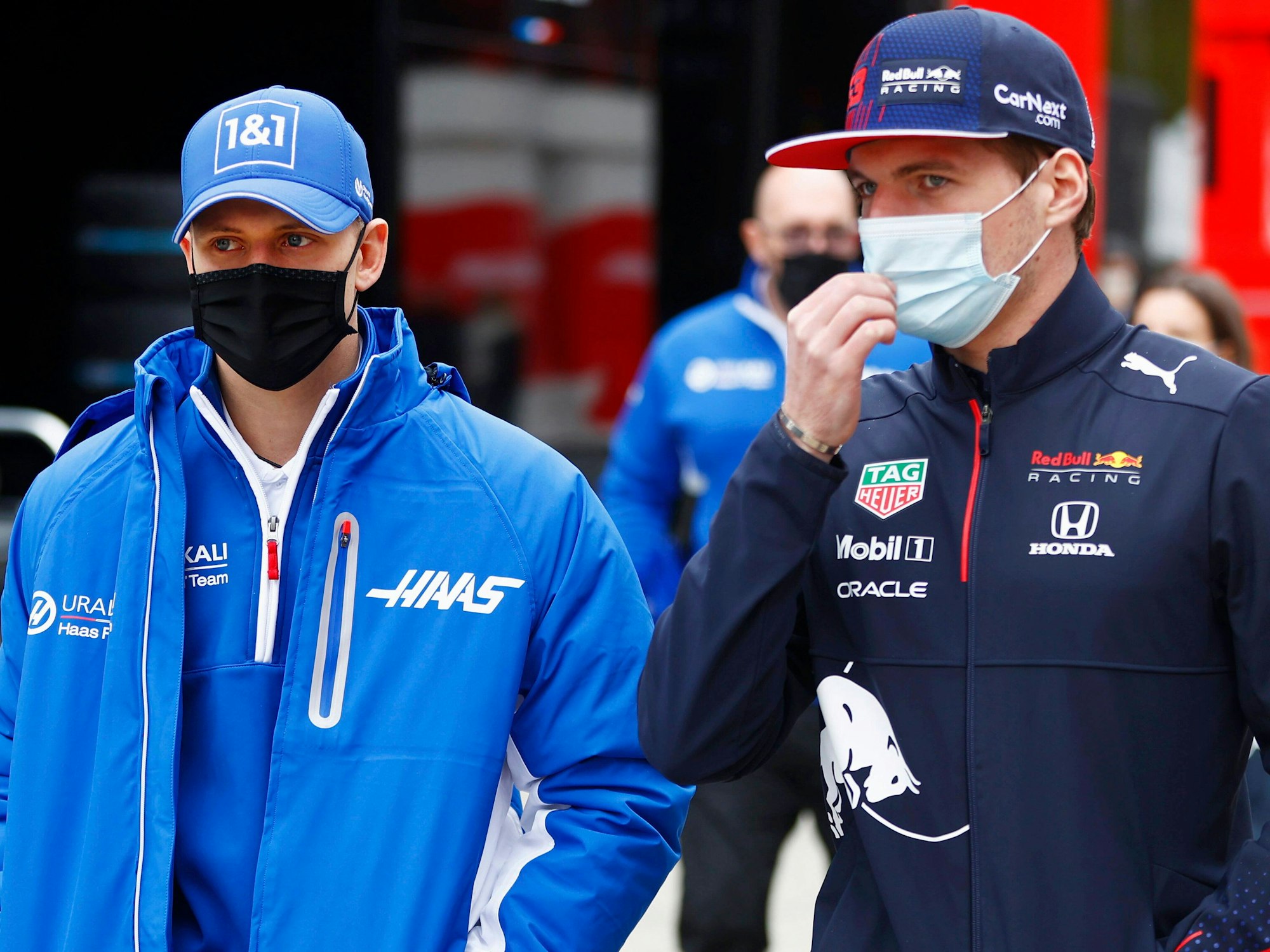 Mick Schumacher und Max Verstappen sprechen miteinander.