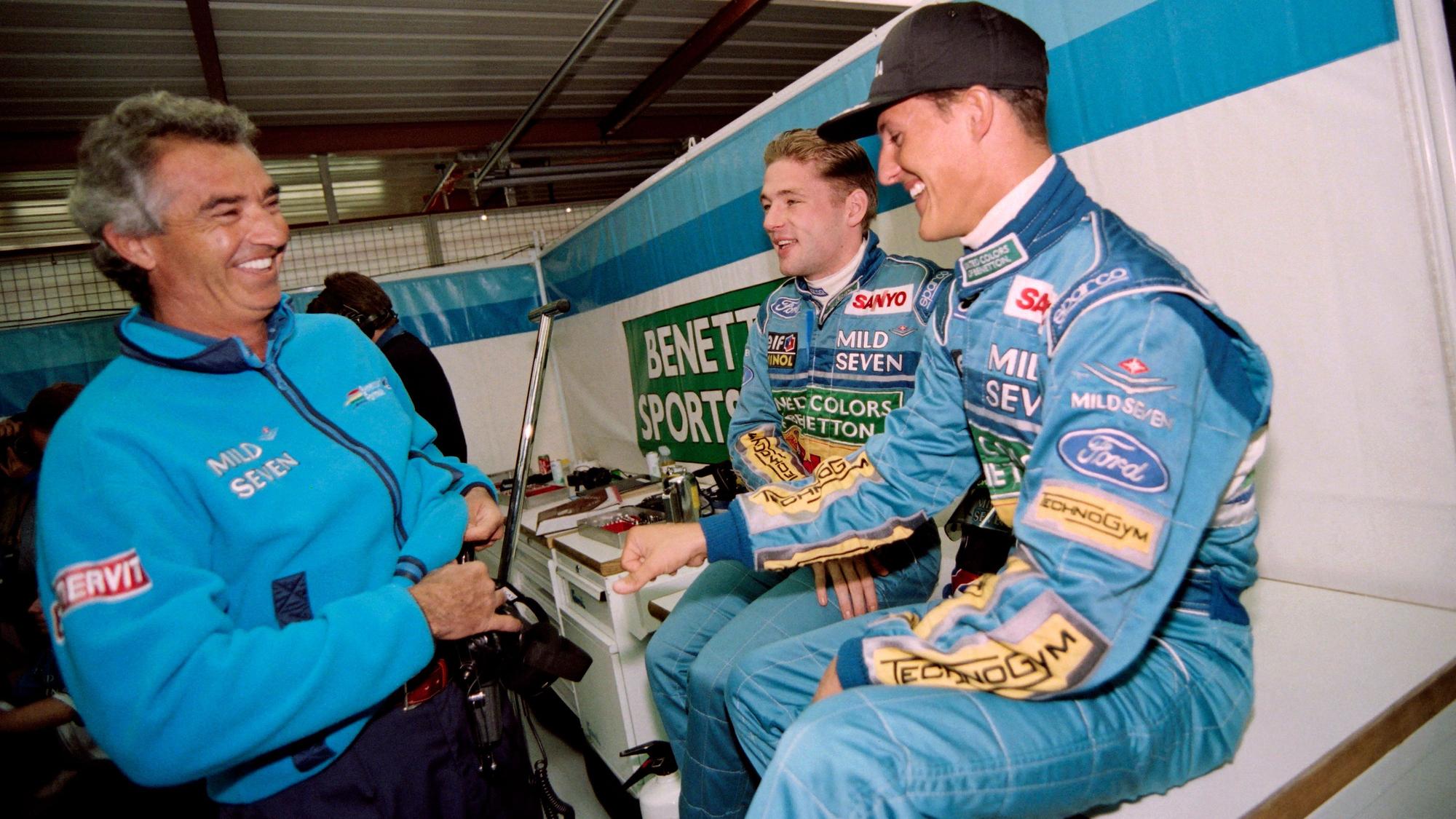 Michael Schumacher und Jos Verstappen im Gespräch mit Flavio Briatore.