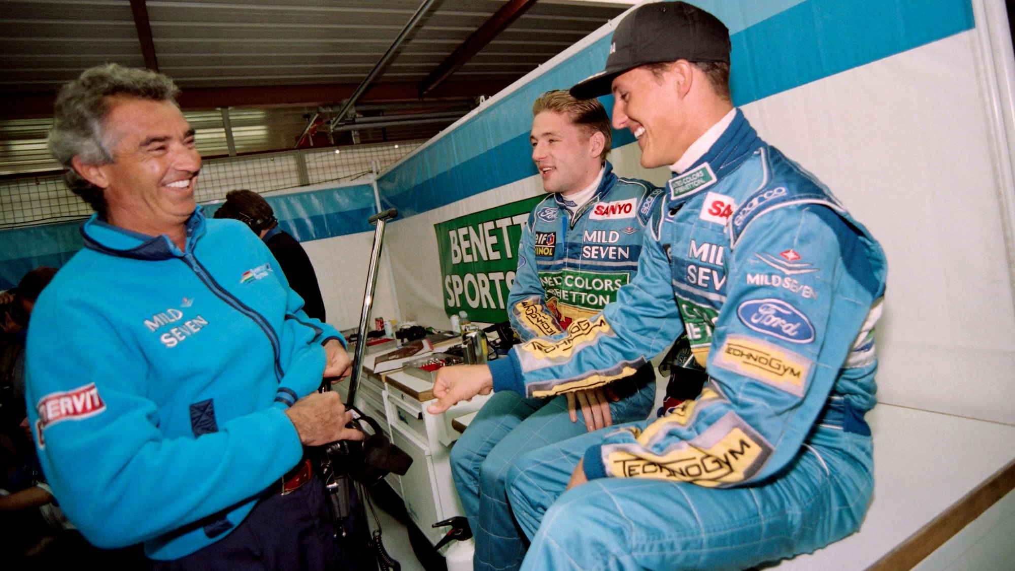 Michael Schumacher und Jos Verstappen im Gespräch mit Flavio Briatore.