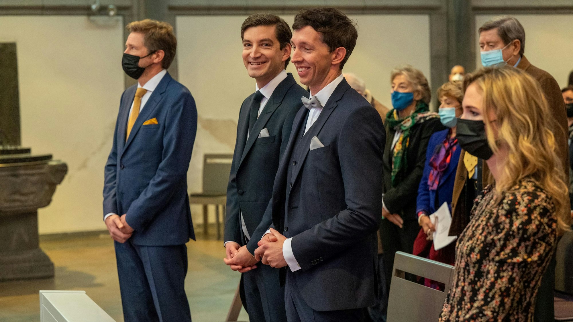 OB-Sprecher Alexander Vogel und sein Ehepartner Dr. Patrick Esser mit ihren Trauzeugen in der Antoniterkirche in Köln