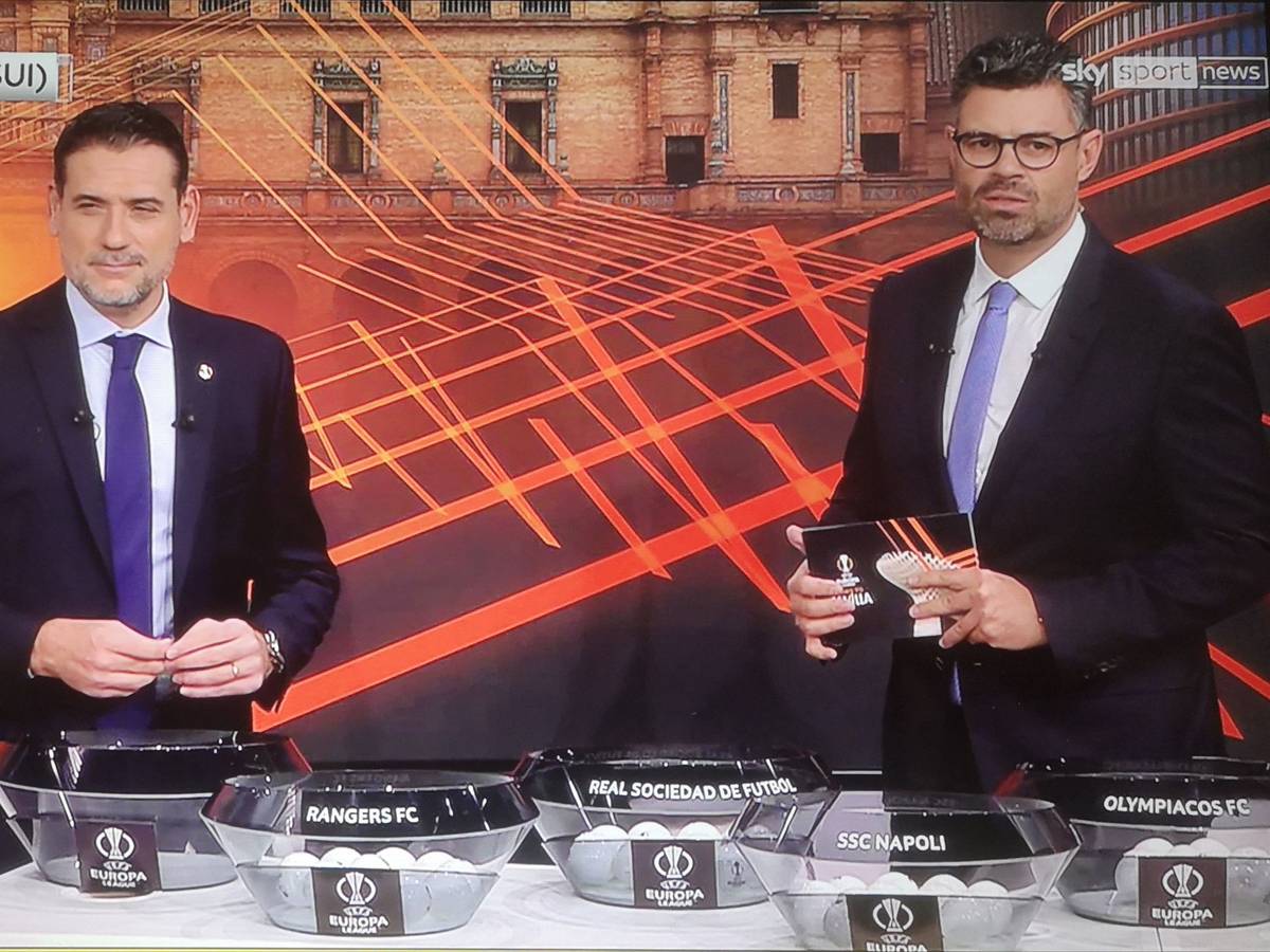 Andrés Palop und Pedro Pinto stehen bei der Auslosung der Europa League vor den Lostöpfen.