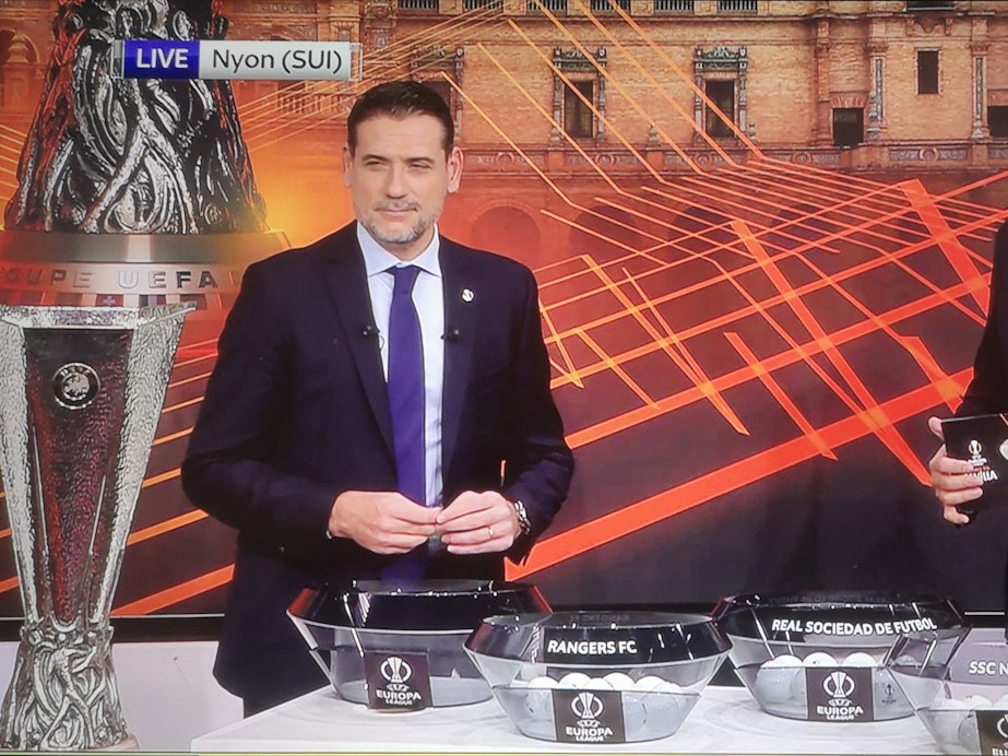 Andrés Palop und Pedro Pinto stehen bei der Auslosung der Europa League vor den Lostöpfen.