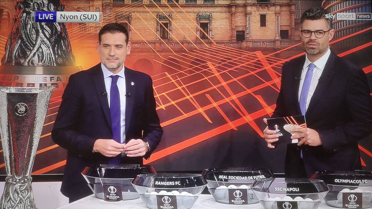 Andrés Palop und Pedro Pinto stehen bei der Auslosung der Europa League vor den Lostöpfen.