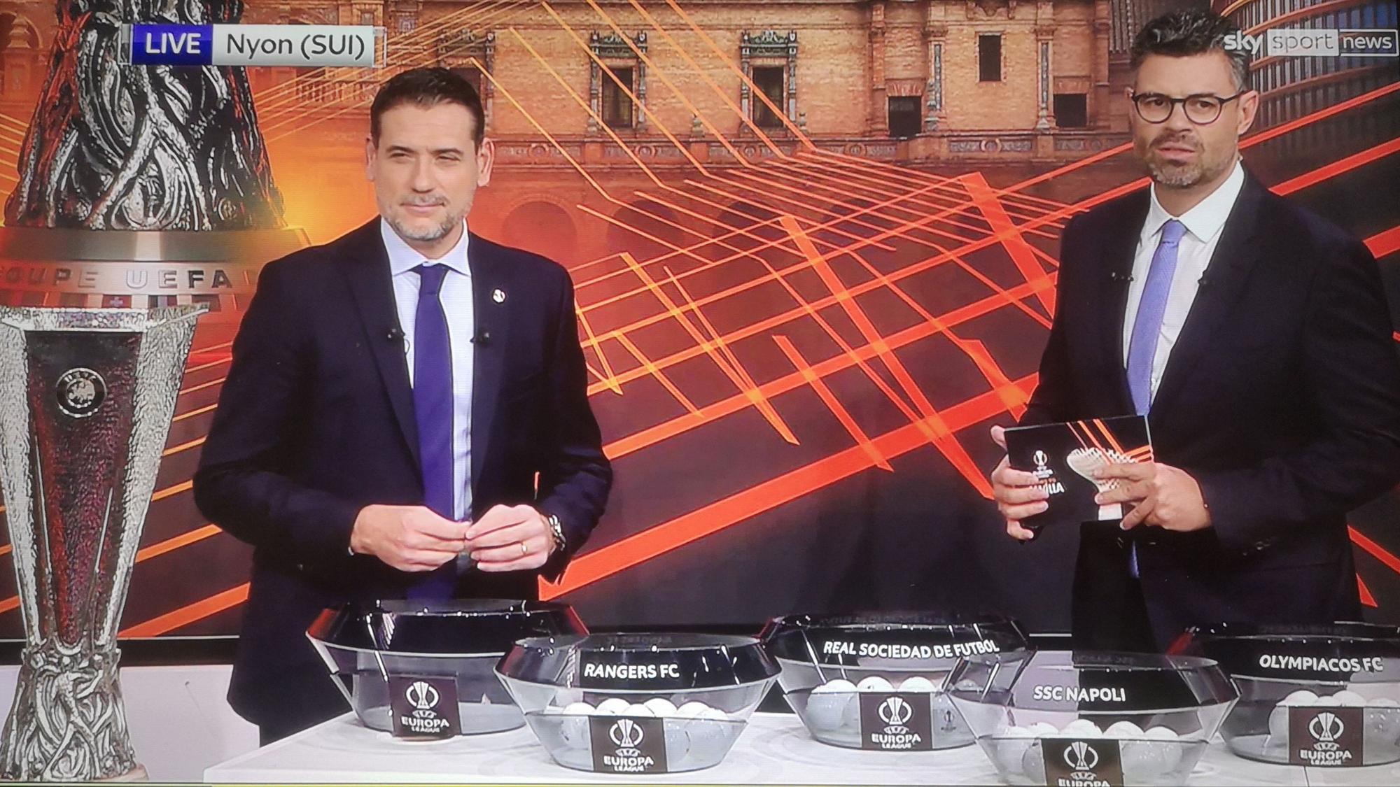 Andrés Palop und Pedro Pinto stehen bei der Auslosung der Europa League vor den Lostöpfen.