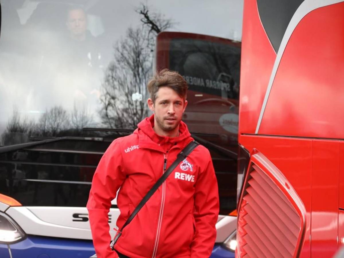 Mark Uth steigt in den Mannschaftsbus des 1. FC Köln.