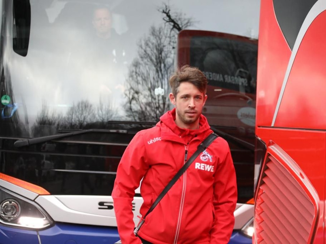 Mark Uth steigt in den Mannschaftsbus des 1. FC Köln.