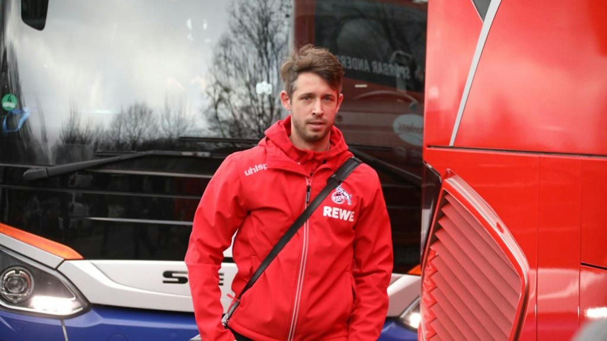 Mark Uth steigt in den Mannschaftsbus des 1. FC Köln.