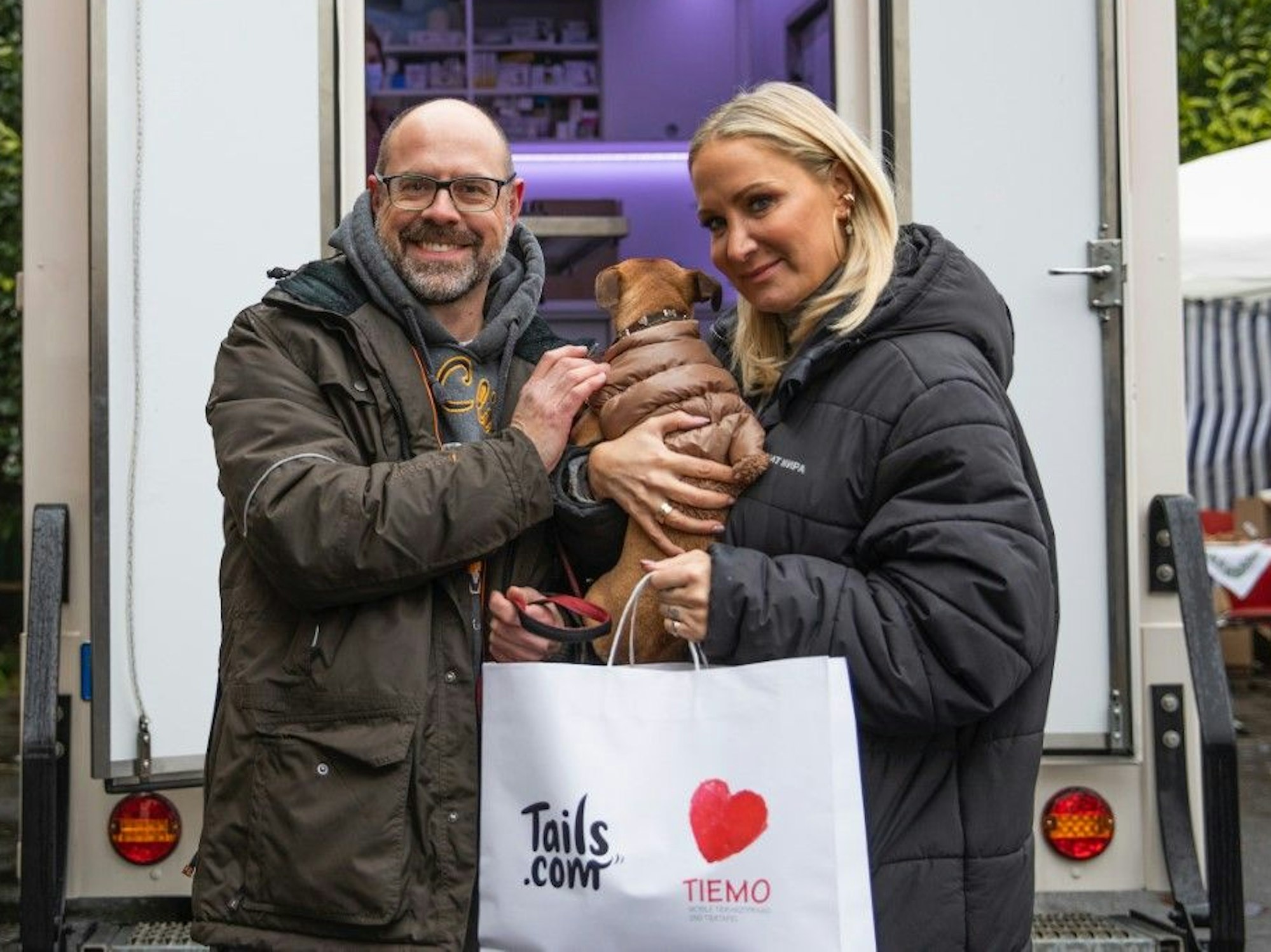 Schauspielerin Janine Kunze und Sportstätten-Chef Lutz Wingerath mit Hund.